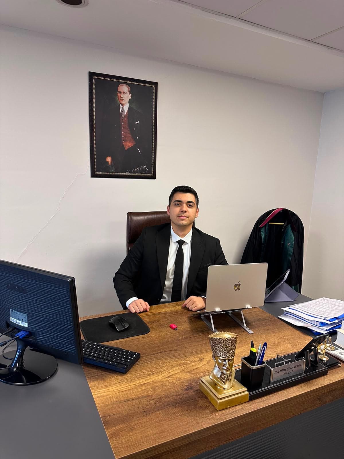 Av. İbrahim Çolakerol, Adana’daki bürosunda çalışma masasında